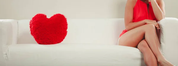 Herzförmiges Kissen auf dem Sofa. Valentinstag Liebe. — Stockfoto