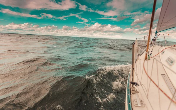 Yachting na vela barco arco popa tiro salpicos de água — Fotografia de Stock