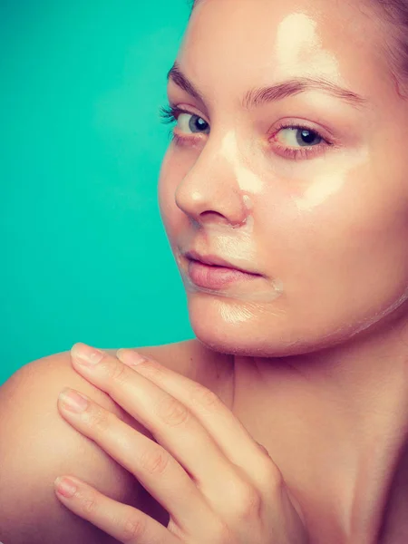 Vrouw in facial peel off mask. — Stockfoto