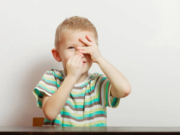 Gelukkig kind jongen op zoek direct naar de camera — Stockfoto