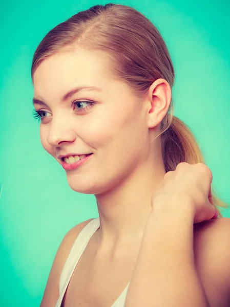 Beautiful smiling blonde young woman — Stock Photo, Image
