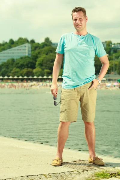 Man lopen op pier in de zomer — Stockfoto
