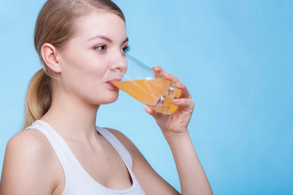 Γυναίκα πίνοντας πορτοκαλί αρωματικό ποτό ή χυμό — Φωτογραφία Αρχείου