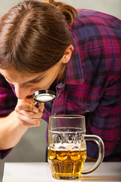 Zorgvuldige barman controleren van bier. — Stockfoto