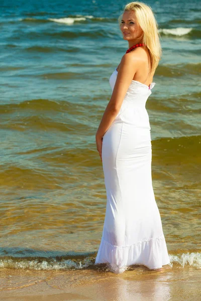 Mujer vestida en la costa . — Foto de Stock