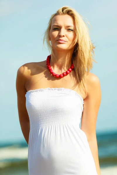 Pěkná žena, příroda a pláže. — Stock fotografie