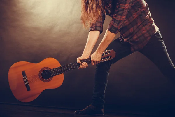 Muzyk rockowy niszczy swoją gitarę. — Zdjęcie stockowe