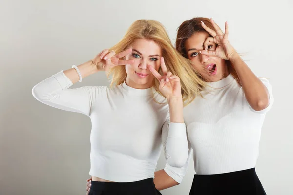 Dos chicas locas jugando juntas . — Foto de Stock