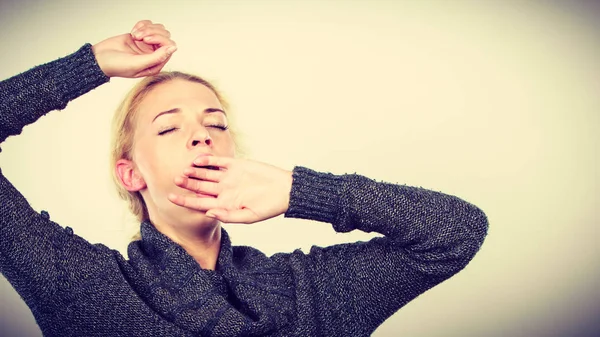 Sömnig, trött, gäspar kvinna sträcker armarna — Stockfoto