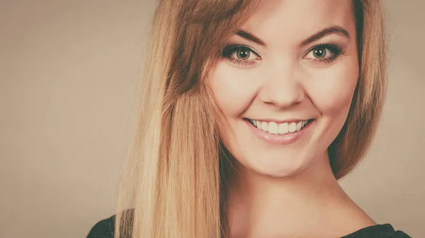 Retrato de mujer rubia feliz sonriendo con alegría — Foto de Stock