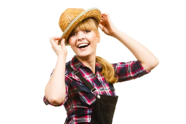 Donna con cappello da sole in posa e sorridente — Foto Stock