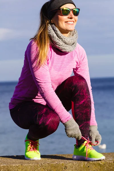 Vrouw jogger koppelverkoop loopschoenen buiten — Stockfoto