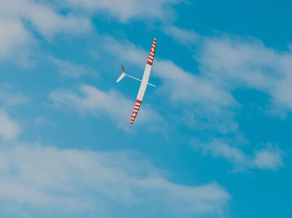 钢筋混凝土高耸飞机在蔚蓝的天空 — 图库照片