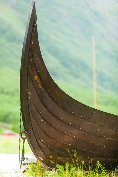 Teil eines alten hölzernen Wikingerschiffs in norwegischer Natur — Stockfoto