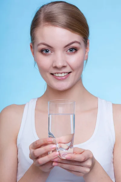 Frau hält ein Glas Wasser — Stockfoto