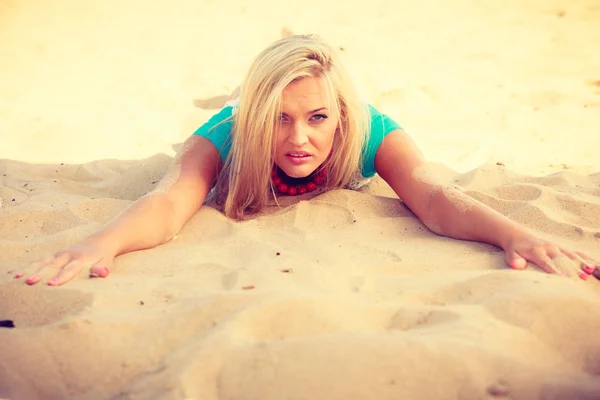 Frau liegt am Sandstrand und entspannt sich im Sommer — Stockfoto