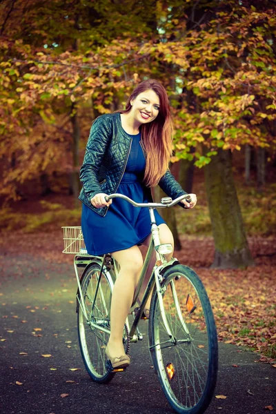 Mädchen im Kleid auf Fahrrad. — Stockfoto