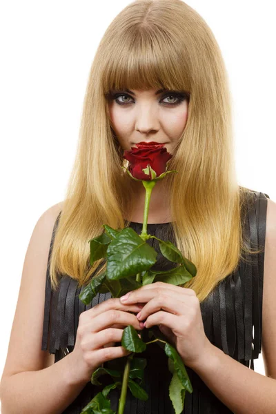 Mujer hermosa chica oscuro maquillaje sostiene rosa flor — Foto de Stock