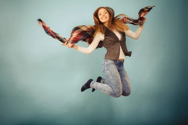 Mujer moda otoño chica saltando, volando en el aire en azul — Foto de Stock