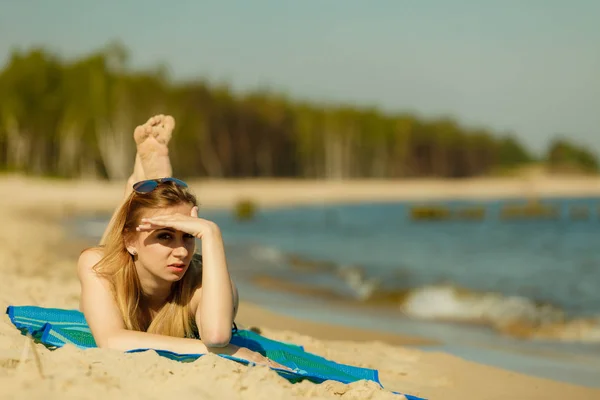 Kvinna i bikini sola och koppla av på stranden — Stockfoto