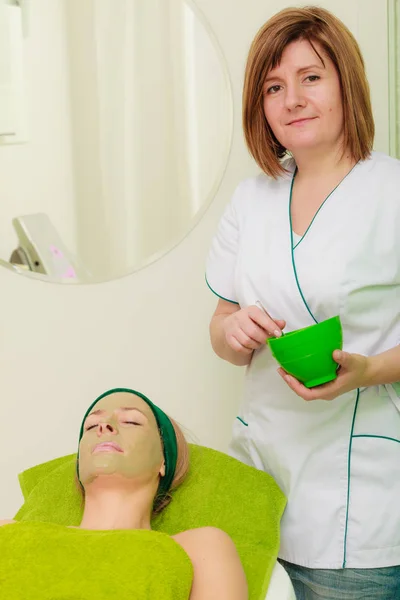 Vrouw met algen modder masker op het gezicht — Stockfoto