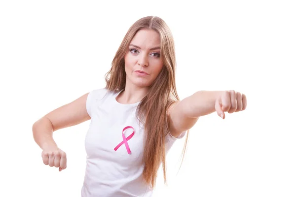 Женщина с розовой лентой на груди бьет бокс — стоковое фото