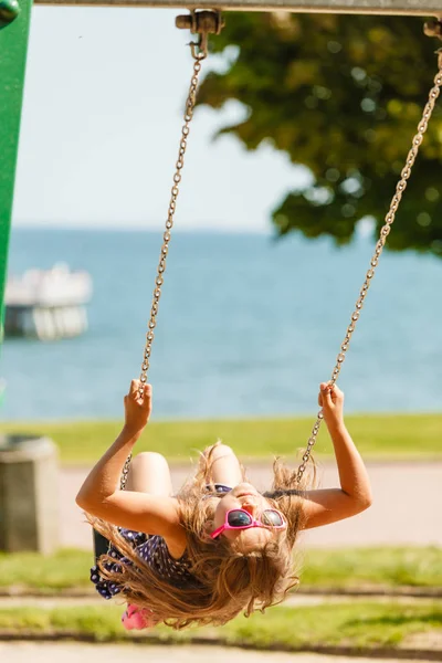 Verspieltes verrücktes Mädchen auf Schaukel. — Stockfoto