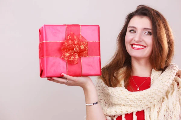 Mujer con caja de regalo de Navidad roja —  Fotos de Stock