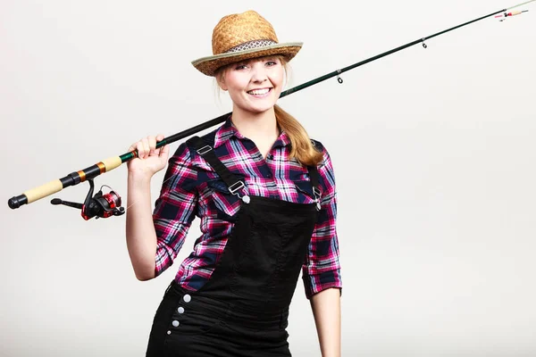 Femme heureuse en chapeau de soleil tenant canne à pêche — Photo