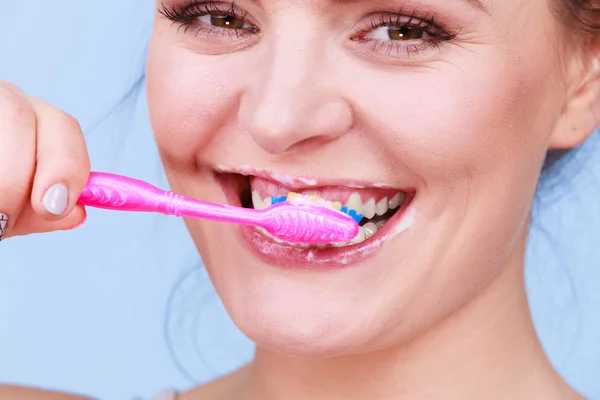 Femme brossant les dents de nettoyage — Photo