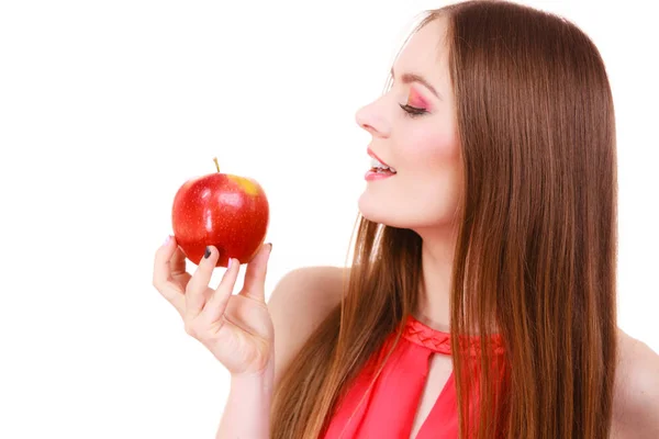 Mujer encantadora chica colorido maquillaje sostiene fruta de manzana — Foto de Stock