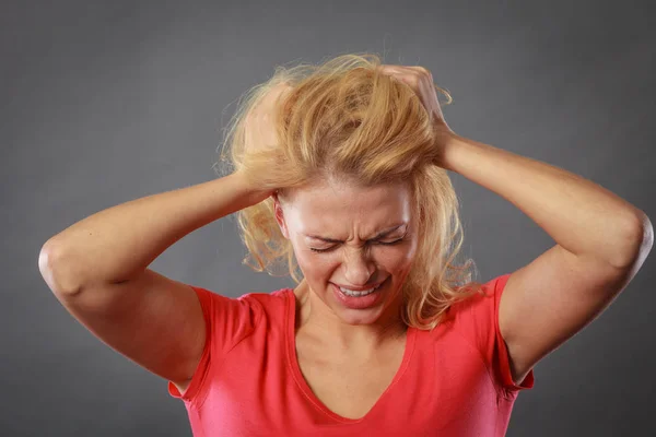 Stressad, frustrerad, deprimerad ung kvinna i smärta — Stockfoto