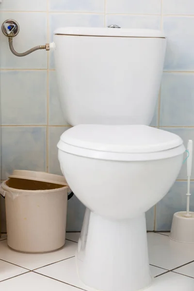 Weiße Toilette im Badezimmer Toilette und wenig Mülleimer — Stockfoto