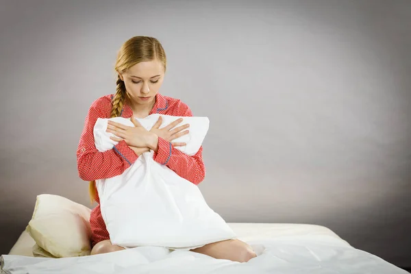 Triste menina deprimida na cama travesseiro emocionante — Fotografia de Stock