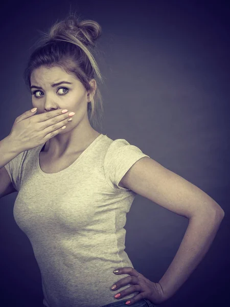 Mujer cubriéndose la boca con la mano — Foto de Stock