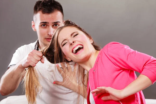 Marido abusando da esposa puxando o cabelo. Violência. — Fotografia de Stock