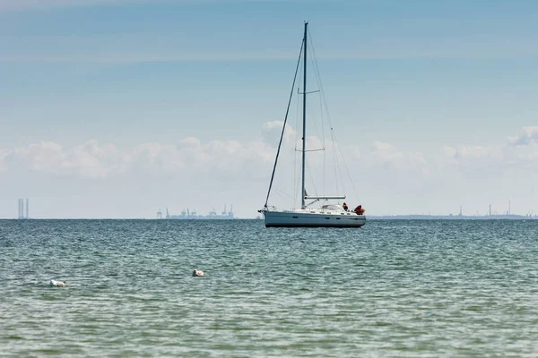 Yacht barca a vela su acqua di mare calma — Foto Stock