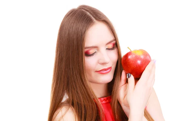 Mulher encantadora menina maquiagem colorida detém fruta de maçã — Fotografia de Stock