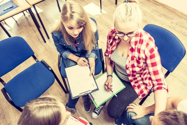 Groep mensen studenten werken samen — Stockfoto