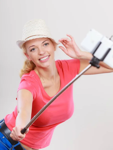 Frau fotografiert sich mit Handy am Stick — Stockfoto