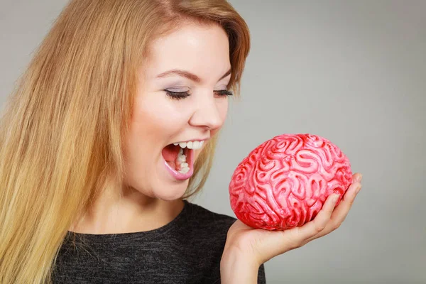 Loca mujer sosteniendo el cerebro con ganas de comerlo — Foto de Stock