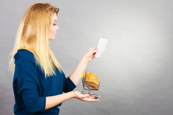 Frau hält Einkaufskorb mit Brot — Stockfoto