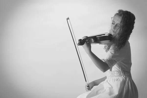 Musician violinist woman playing on violin — Stock Photo, Image