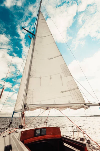 在阳光明媚的天气对帆船游艇 — 图库照片