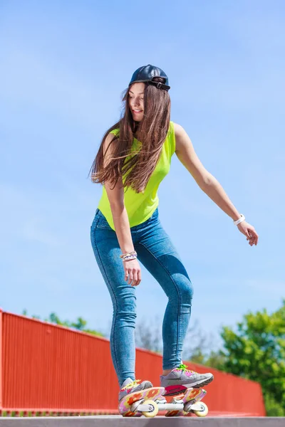 Chica adolescente skater montar monopatín en la calle. — Foto de Stock