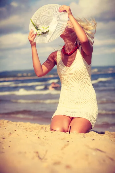 金发女人穿衣服走在海滩上 — 图库照片