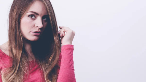 Mujer joven debatiendo el desprecio por los problemas . —  Fotos de Stock