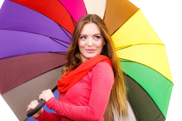 Γυναίκα να στέκεται κάτω από πολύχρωμα ομπρέλα — Φωτογραφία Αρχείου
