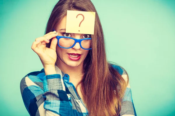 Mujer pensante con gafas grandes y bombilla —  Fotos de Stock