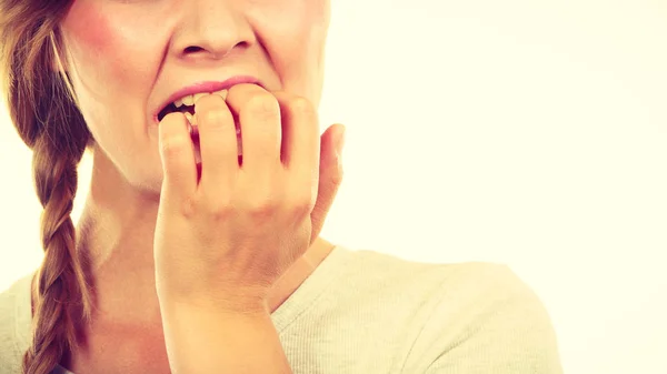 Mujer asustada y estresada mordiéndose las uñas — Foto de Stock